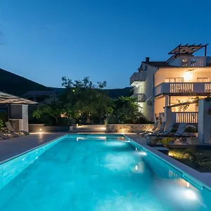 apartments-dobrila-kastel-stari-split-dalmatia-county.hotels-in-trogir.com/